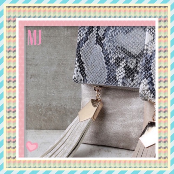 🎀New Grey Snake Clutch🎀 - Picture 3 of 3